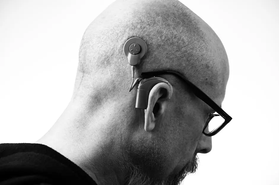 شخص يستخدم سماعة طبية تشبه وضع المساعدة السمعية في AirPods Pro 3