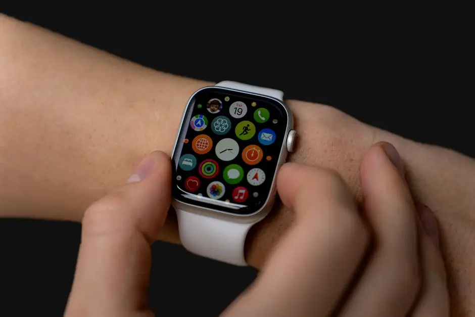 ساعة Pixel Watch الجديدة بعد تحديث سبتمبر 2026 على معصم مستخدم