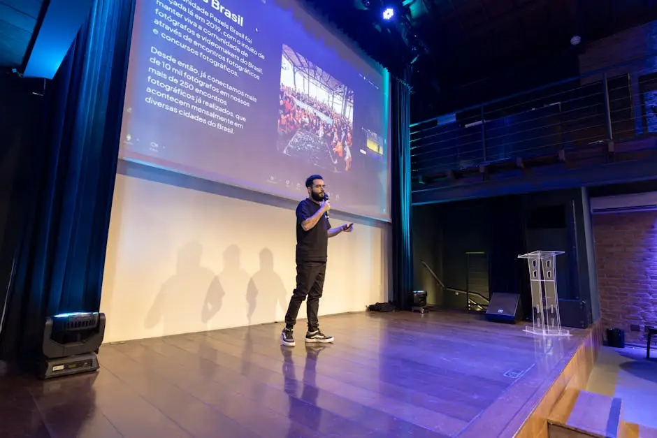 متحدث على المسرح في مؤتمر تقني يقدم العرض الافتتاحي مثل Google I/O 2026
