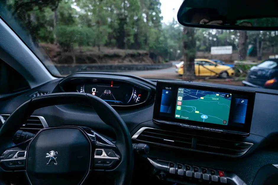 شاشة سيارة حديثة تعرض واجهة Apple CarPlay بتصميم Liquid Glass
