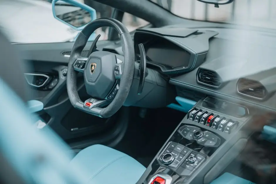 لوحة عدادات سيارة رياضية فاخرة تشبه تجربة CarPlay Ultra