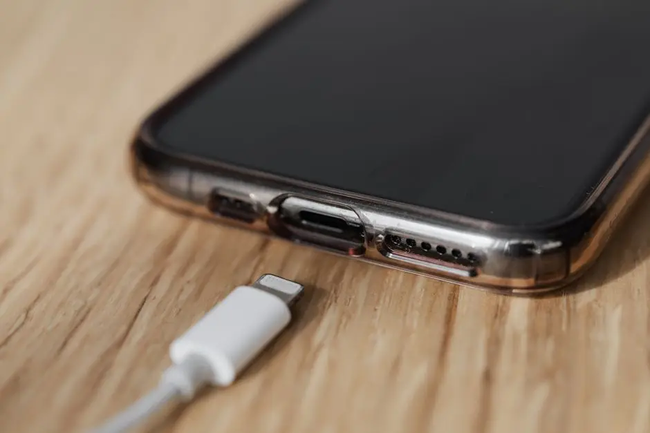 كابل USB يمثل وصلات Apple CarPlay وAndroid Auto اللاسلكية