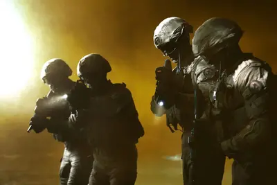 جنود في معركة مع تجهيزات تكتيكية تمثّل أجواء Battlefield 6 الموسم 5 حصار فيغاس