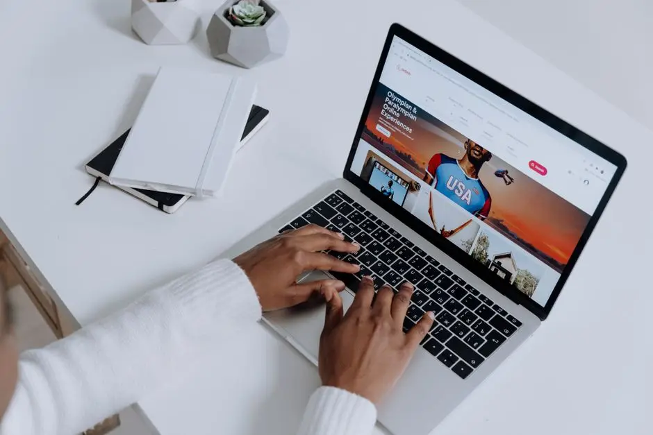 يدان تكتبان على لابتوب أثناء مقارنة بدائل متصفح ChatGPT Atlas