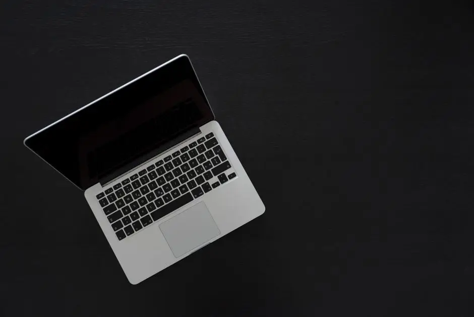 جهاز MacBook يعمل عليه متصفح Dia من Atlassian بديل ChatGPT Atlas