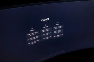 واجهة ChatGPT Atlas على شاشة كمبيوتر تعرض متصفح الذكاء الاصطناعي المُغلق
