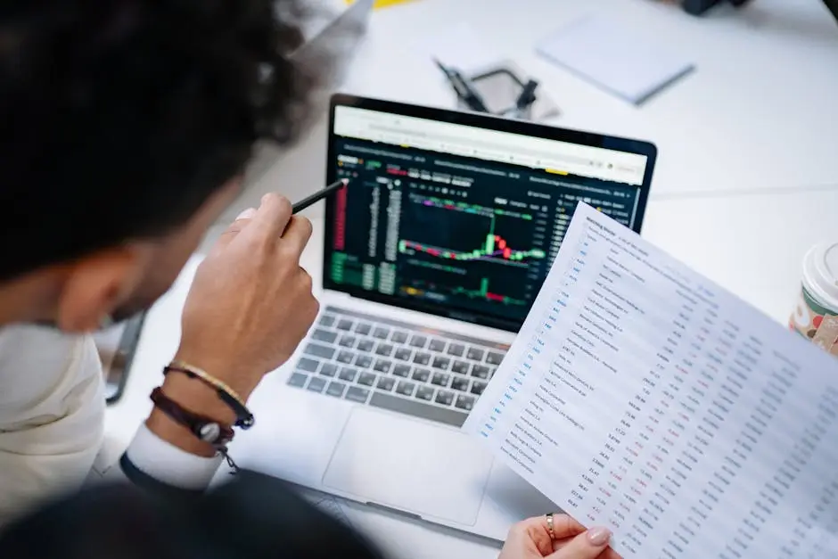 محلل بيانات يستخدم ChatGPT في Excel على شاشة اللابتوب