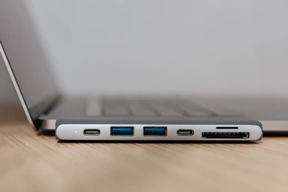 USB-C hub رمادي بعدة منافذ متصل بلابتوب - أخطاء شراء docking station