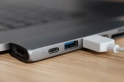 docking station وUSB-C hub متصل بلابتوب حديث على مكتب