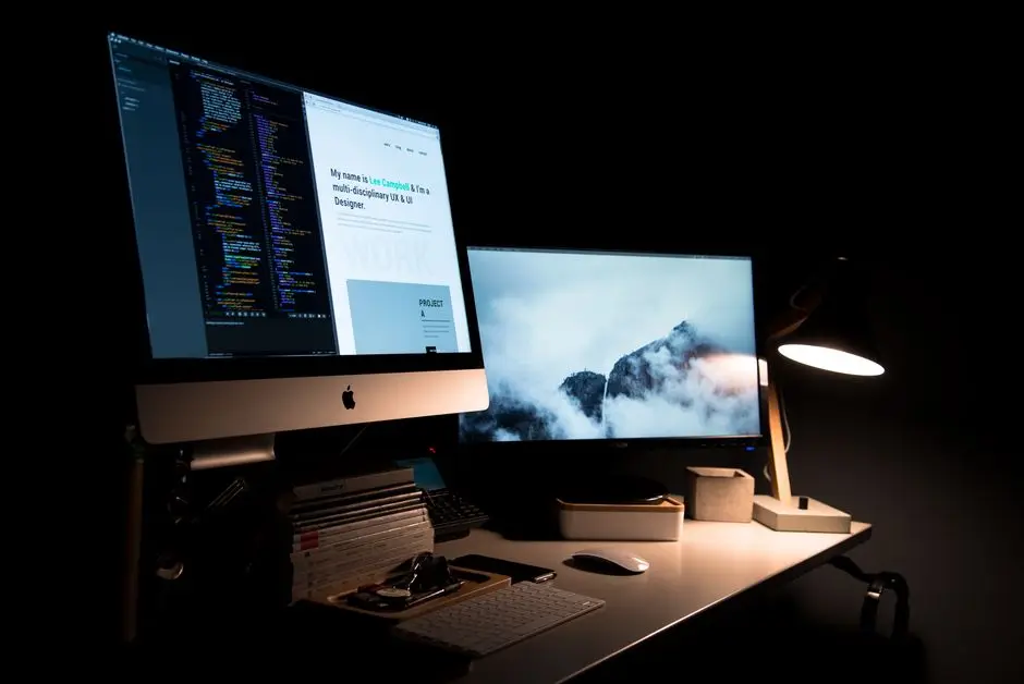 مكتب عمل بشاشتين ومتصل عبر docking station للمحترفين