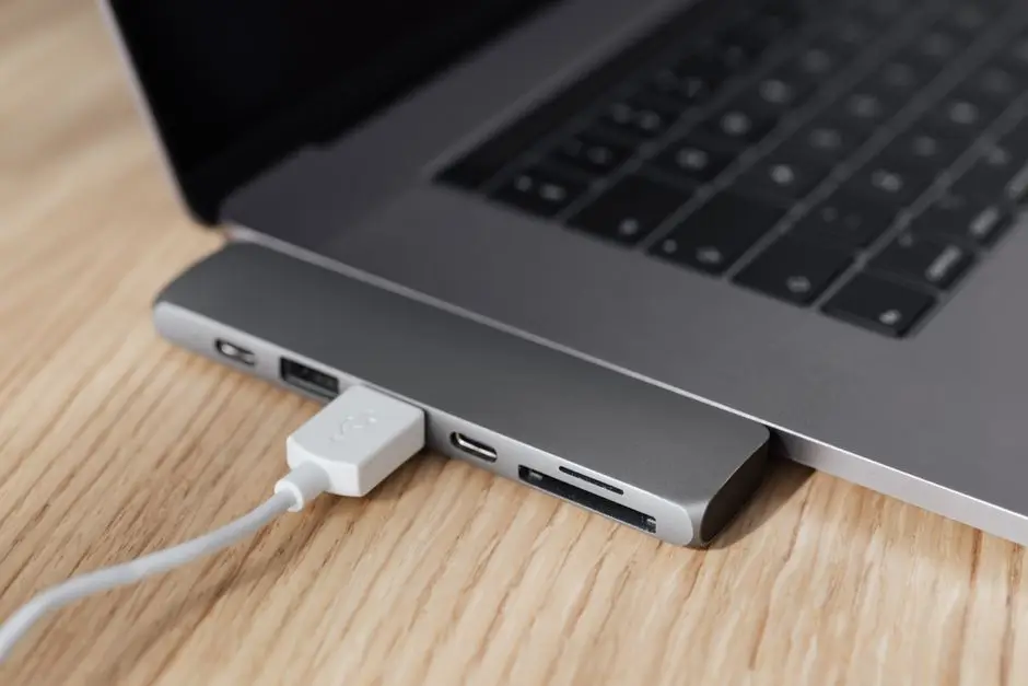لابتوب فضي مع docking station USB-C متعدد المنافذ - معايير Thunderbolt وUSB4