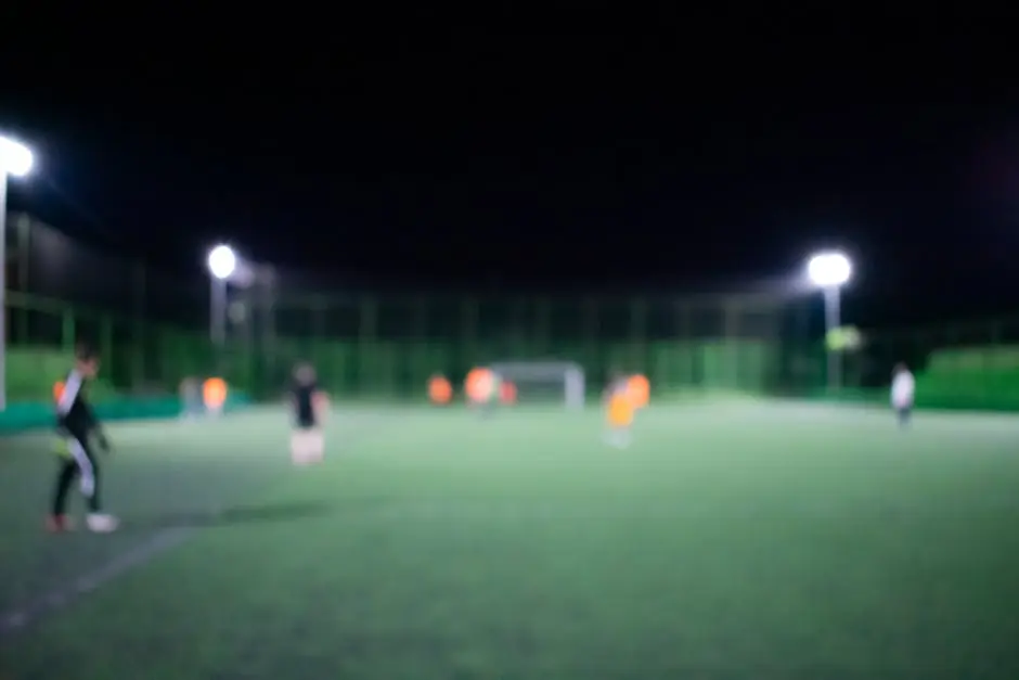 أضواء ملعب كرة قدم تعكس أجواء الدوري السعودي للمحترفين