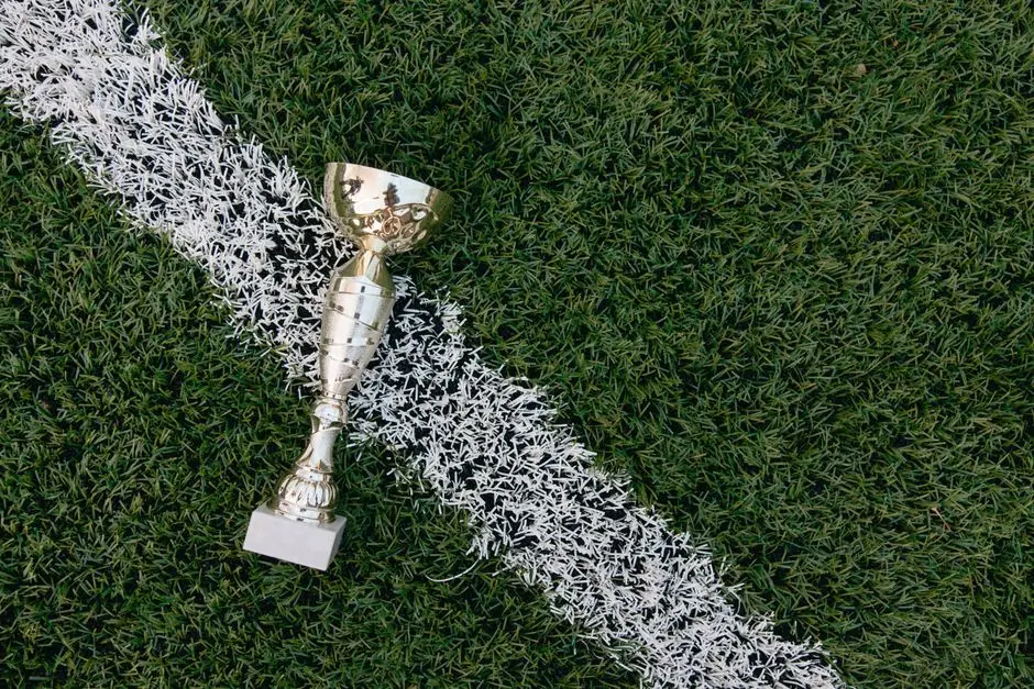 كأس ذهبي على ملعب يرمز لتشكيلة EA FC 26 الكرة الذهبية 2026