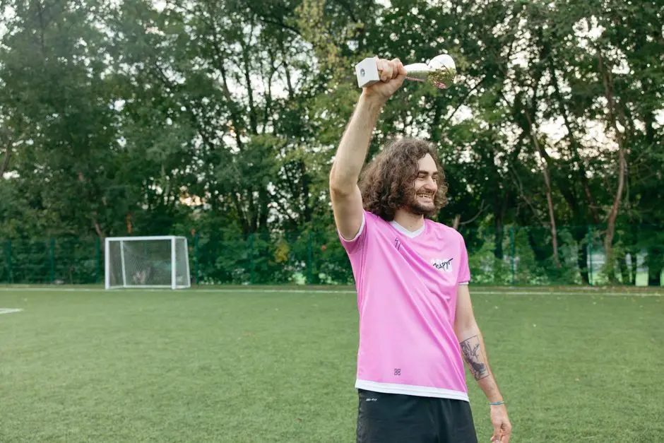 لاعب كرة قدم يحمل كأس البطولة كرمز للقوة الهجومية لمنتخب المغرب في EA Sports FC 26