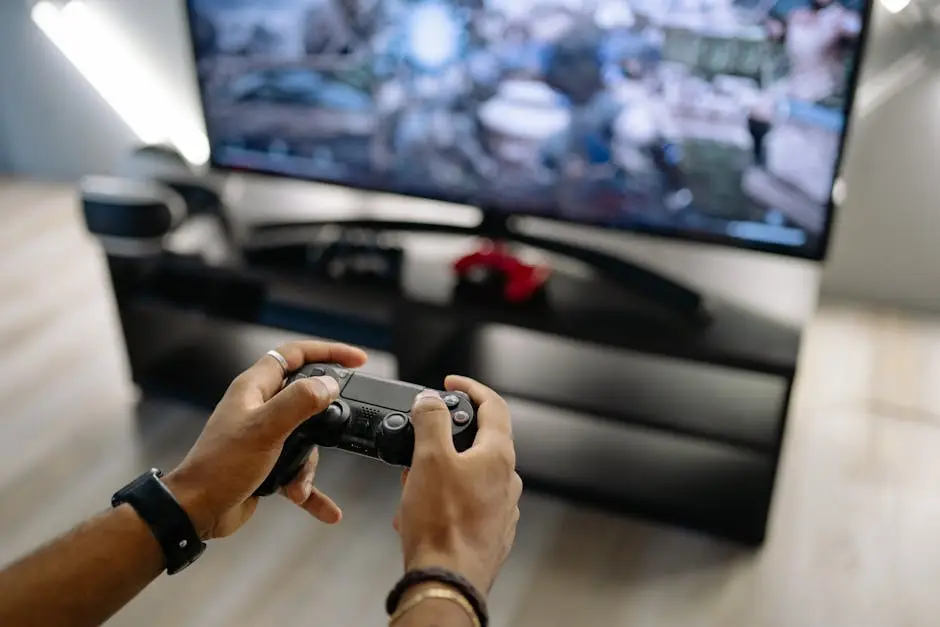 يدان تمسكان دراع تحكم لتشغيل EA Sports FC 26 على PlayStation