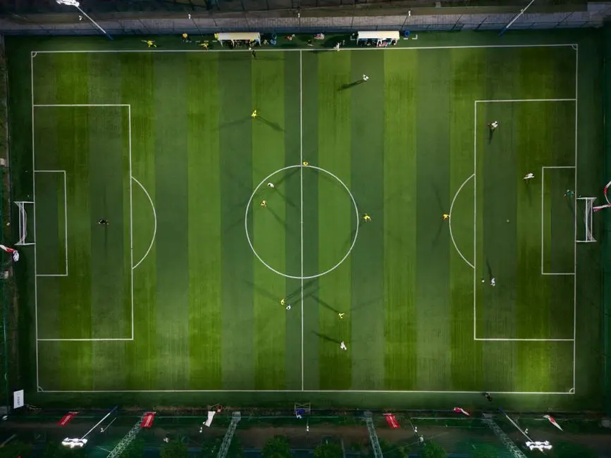 لقطة جوية لملعب كرة قدم ليلًا - وضع The Grounds في EA Sports FC 27