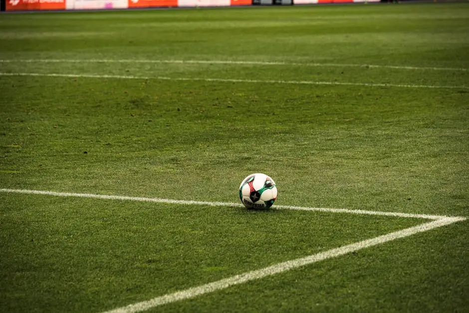كرة قدم على ركن ملعب أخضر مرتب تستعد لمحاكاة مباراة في eFootball 2026