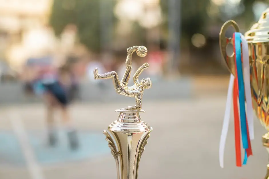 كأس ذهبي لكرة القدم يرمز إلى كأس العالم 2026 وتراخيص eFootball 2026
