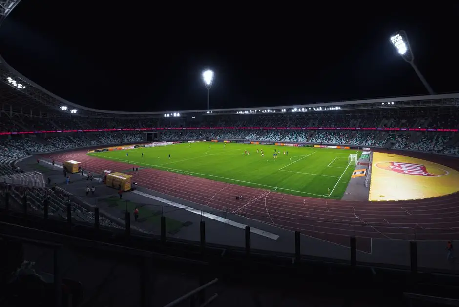 ملعب كرة قدم مضاء ليلاً - رمز موسم eFootball 2027 الجديد