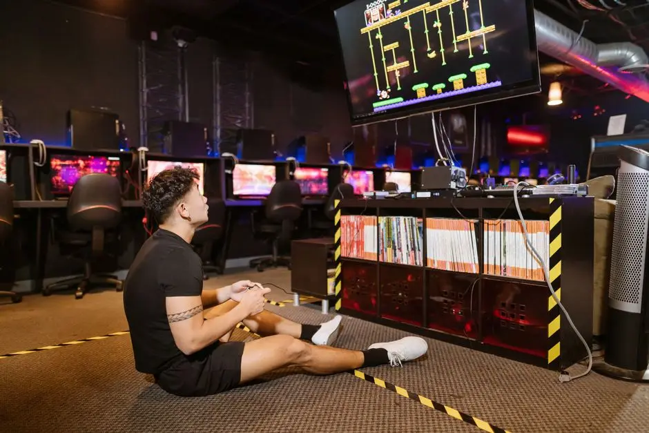 لاعب أمام جهاز حاسوب حديث يستخدم Epic Games Launcher الجديد المصمَّم بالذكاء الاصطناعي