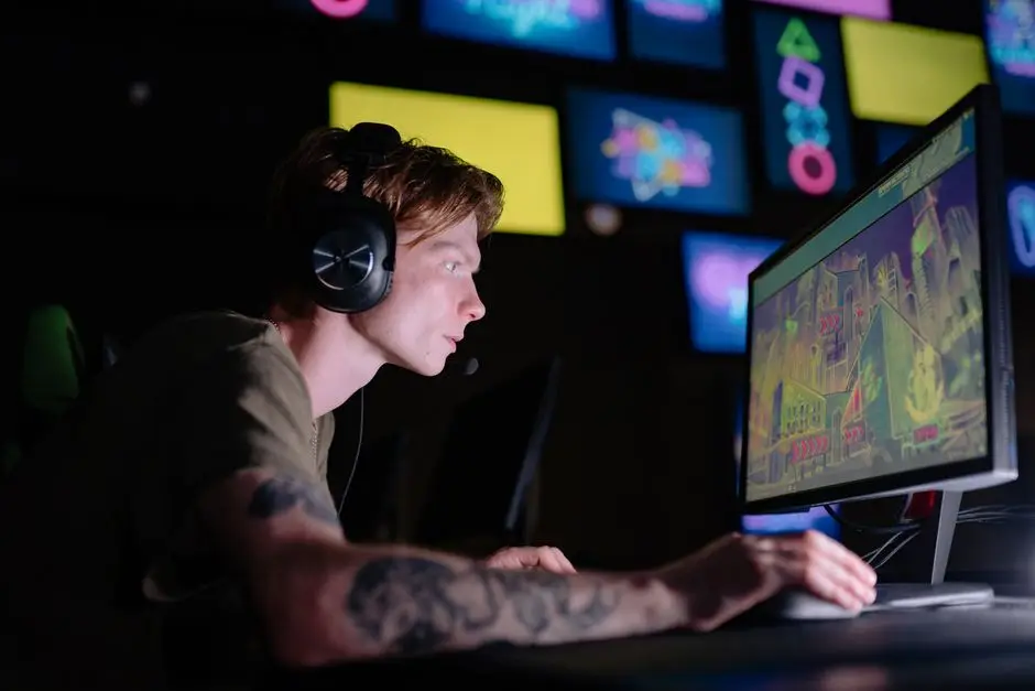 لاعب يستخدم سمّاعة ويتابع شاشة أثناء تثبيت نسخة Epic Games Launcher التجريبية