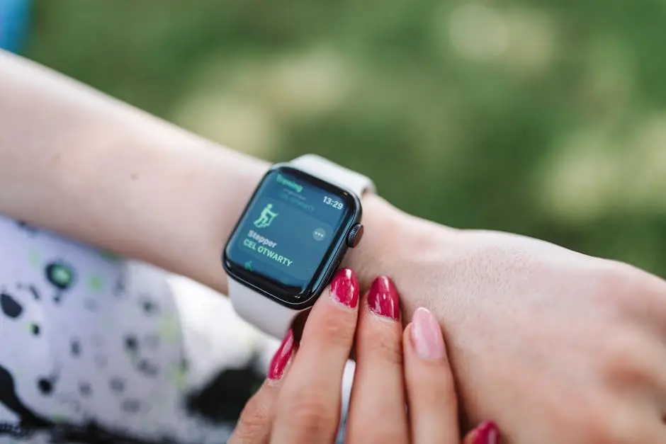 ساعة Apple Watch ذكية تعمل بشريحة eSIM مع رقم الجوال نفسه
