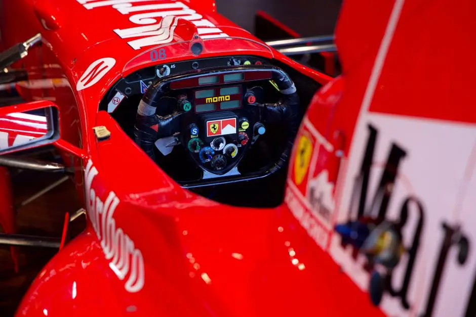 قمرة قيادة سيارة فورمولا 1 حمراء بعجلة قيادة لإعدادات F1 25 سنغافورة