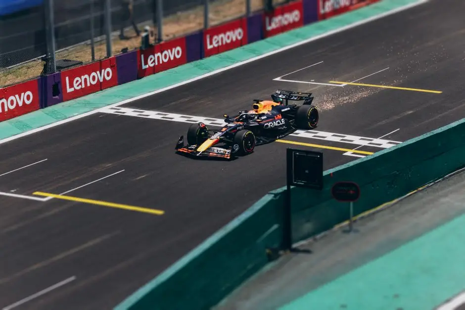 سيارة فورمولا 1 تعبر خط النهاية في F1 25 موسم 2026