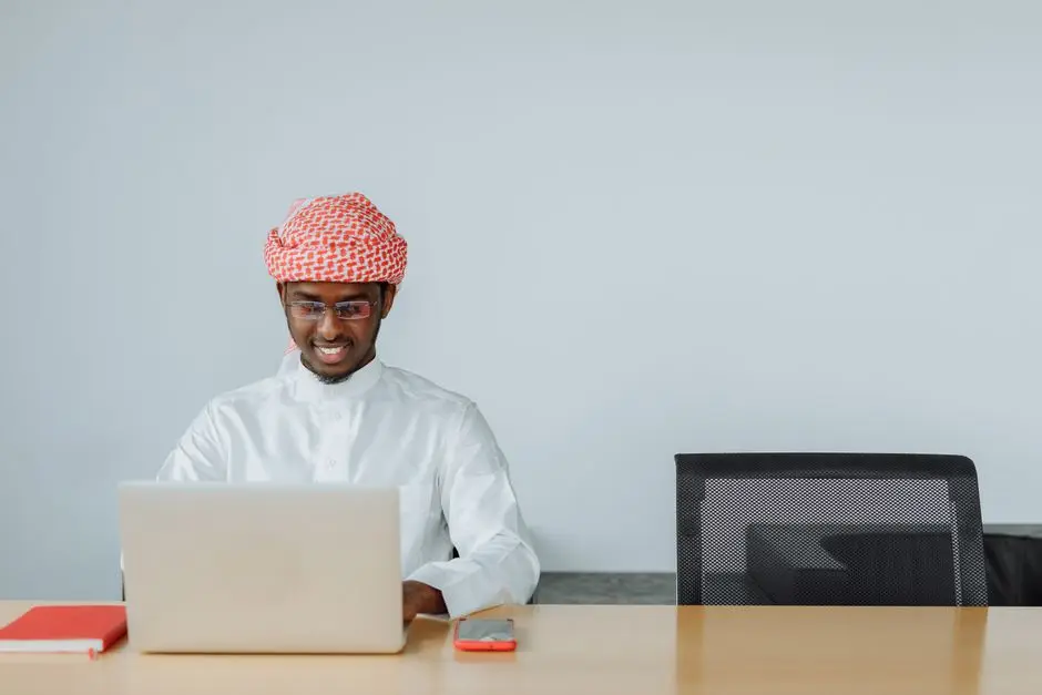 مستخدم عربي يستخدم Gemini 3.5 Pro على حاسوب محمول
