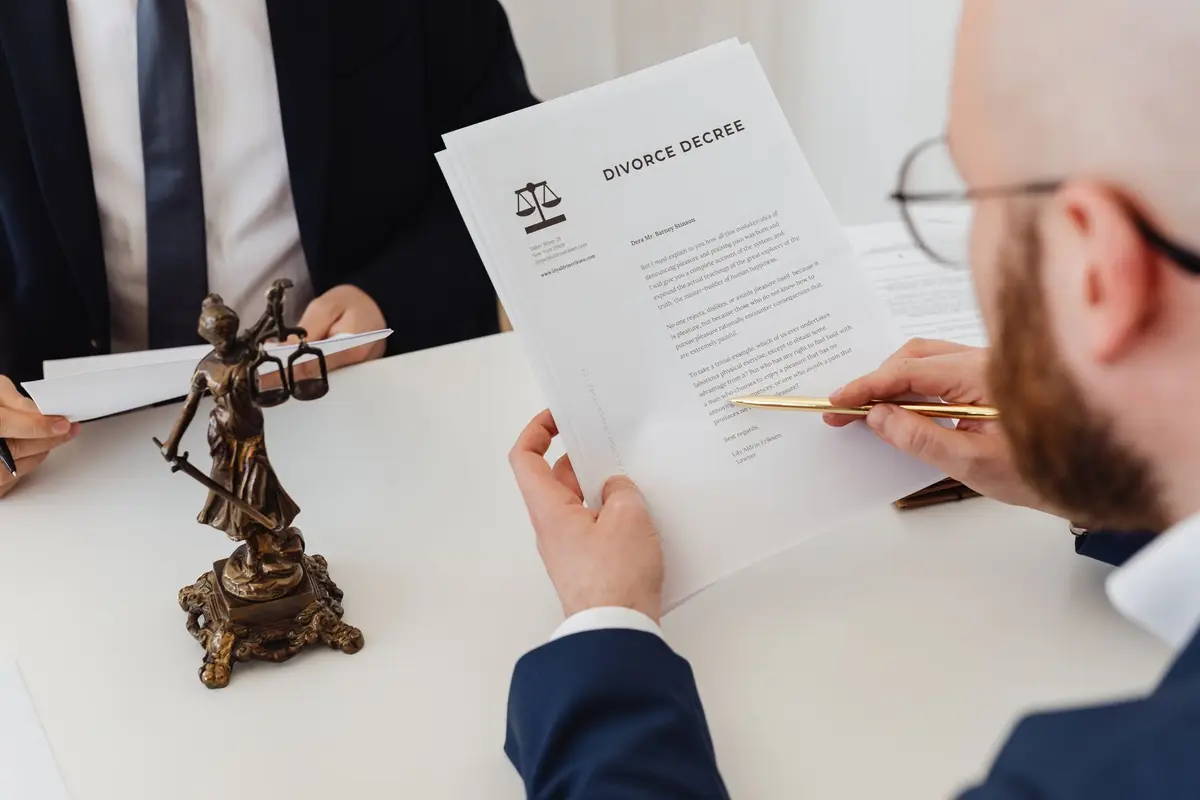 محترفون يراجعون مستندات قانونية بالذكاء الاصطناعي عبر قوالب Claude Legal