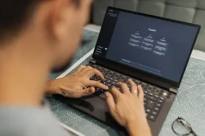 شخص يستخدم Gemini 4 Carbon وChatGPT على لابتوب بعد إطلاقات الذكاء الاصطناعي في 29 أكتوبر 2026