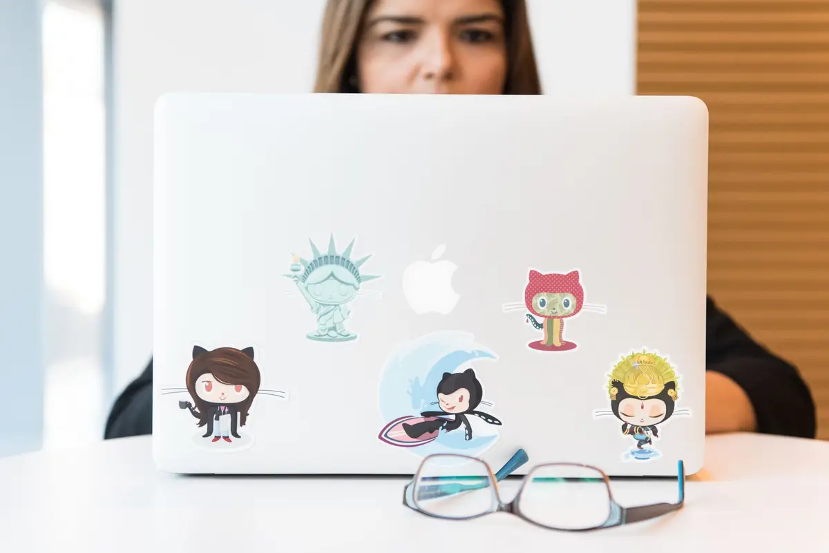 مطور يعمل على لابتوب مع GitHub Copilot Fusion ووكلاء البرمجة بالذكاء الاصطناعي