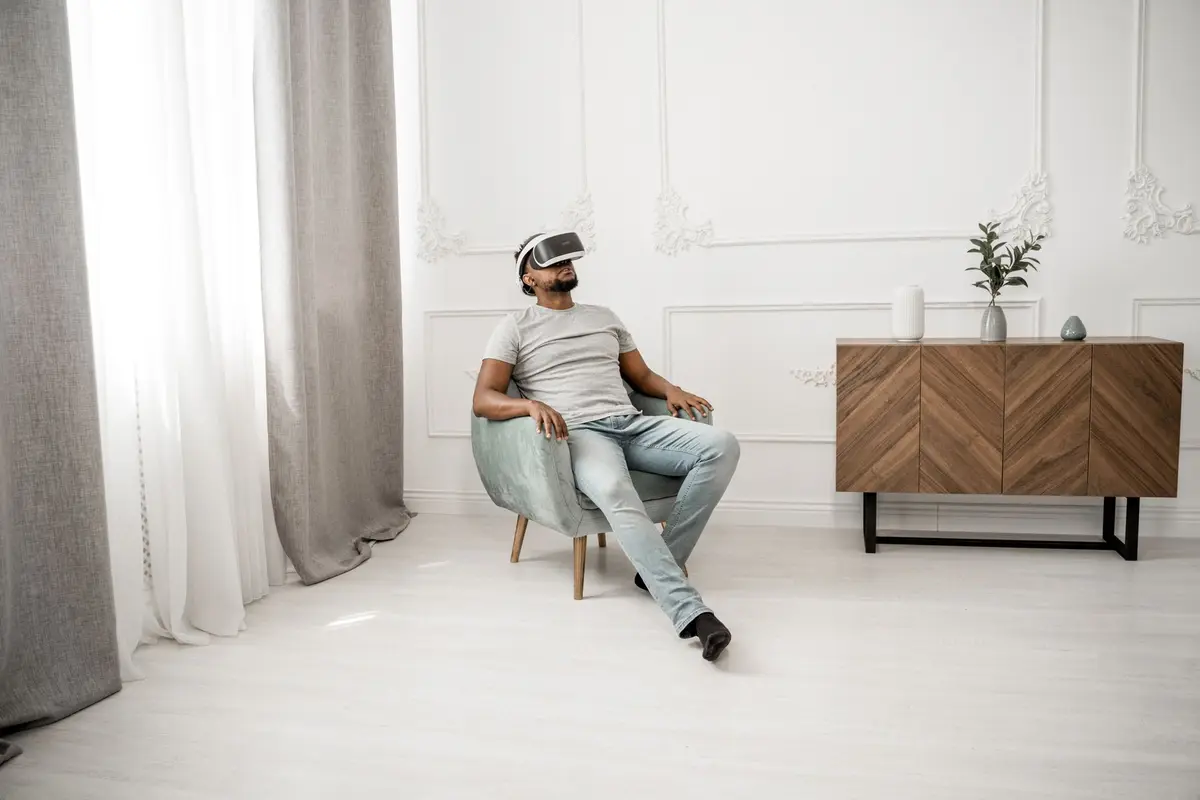 رجل يرتدي نظارات الواقع المعزز الذكية XREAL AURA مع مساعد Gemini