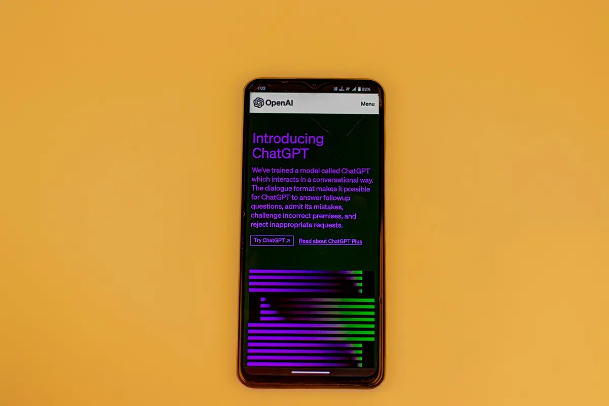 واجهة ChatGPT على هاتف للمقارنة مع Gemini Omni