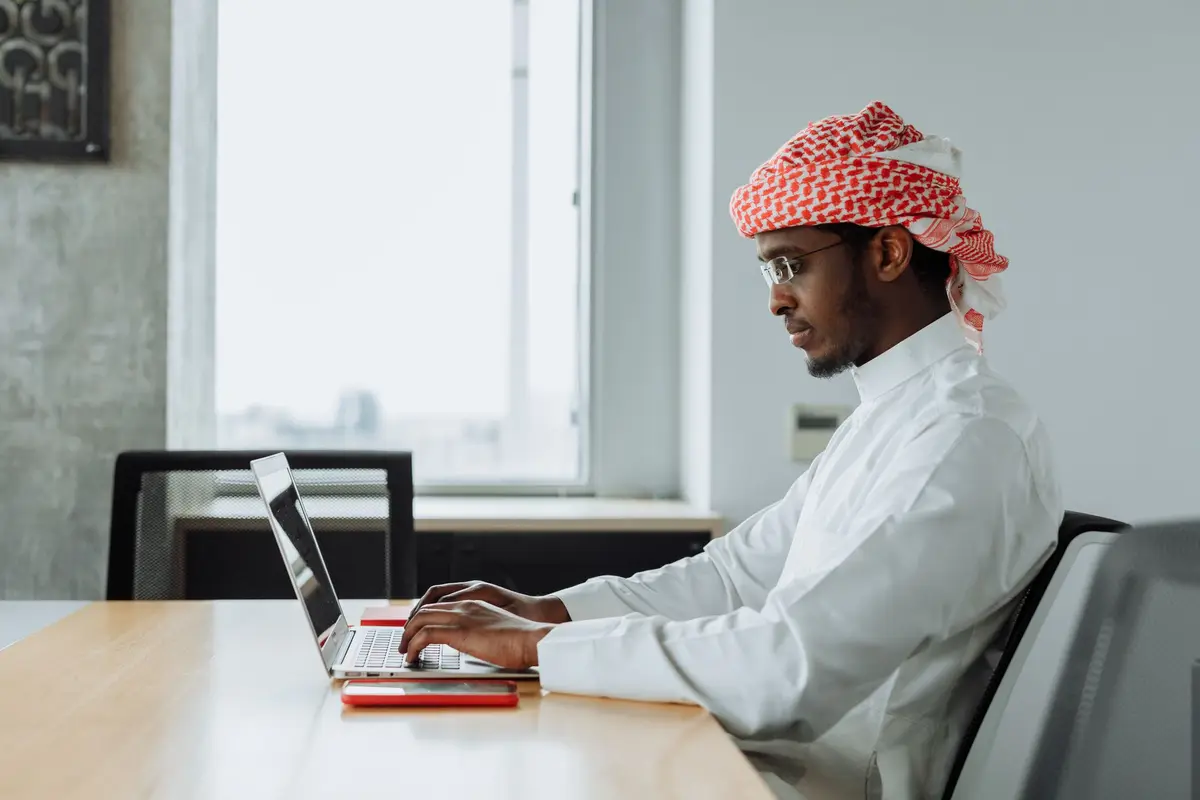 مستخدم عربي يقارن خيارات الذكاء الاصطناعي 2026