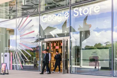 واجهة متجر Google في كاليفورنيا تشير لإعلانات Gemini Spark ووكلاء الذكاء الاصطناعي 2026