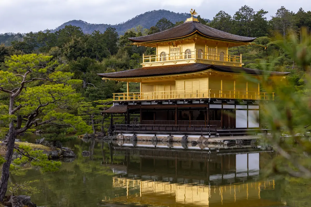معبد ياباني تقليدي يذكّر بأجواء توسعة Echoes of Sekigahara في Ghost of Yotei
