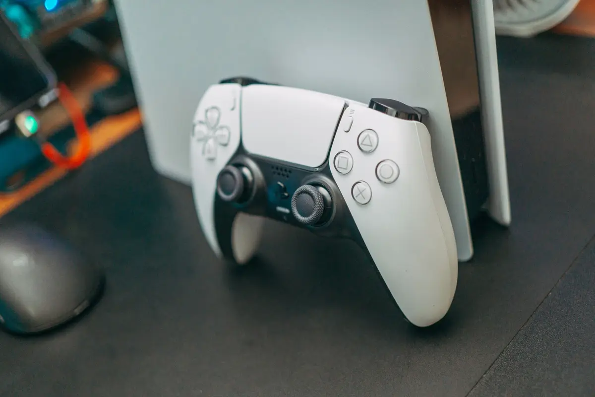 ذراع تحكم PlayStation 5 لتشغيل Ghost of Yotei بأفضل إعدادات الأداء