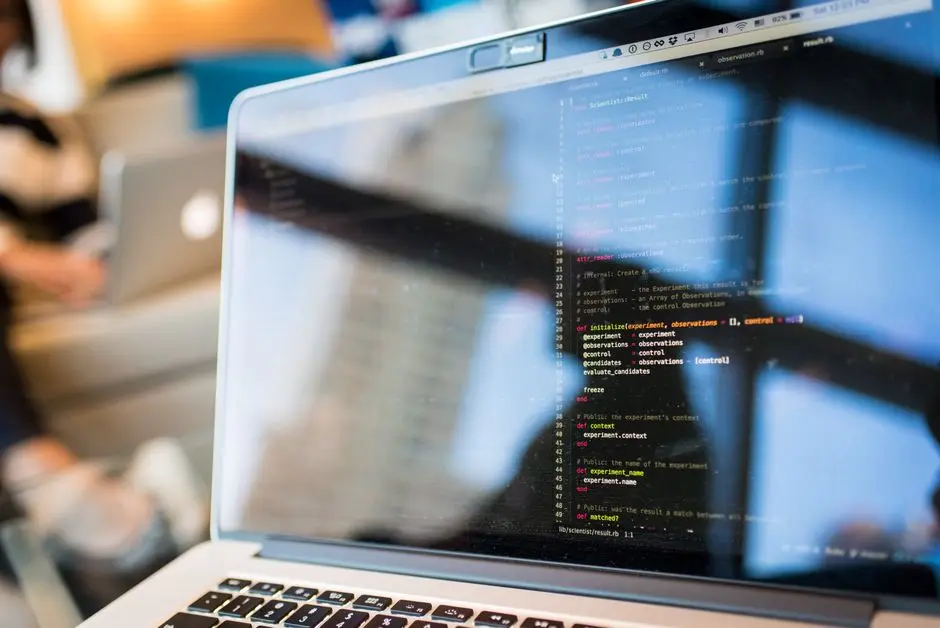 شاشة لاب توب تعرض كود برمجي يناسب اشتراك X مع Cursor