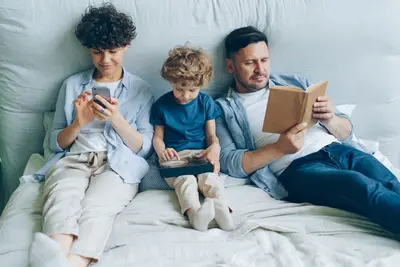 عائلة تستخدم الهاتف والجهاز اللوحي وتفعّل الرقابة الأبوية عبر Google Family Link
