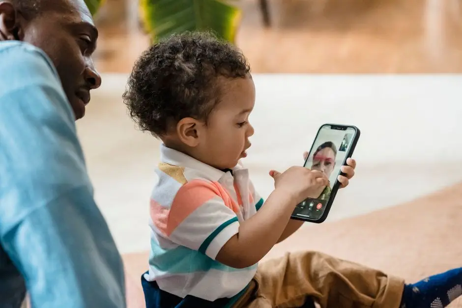 طفل يستخدم آيفون بميزات Screen Time وAsk to Browse في iOS 27