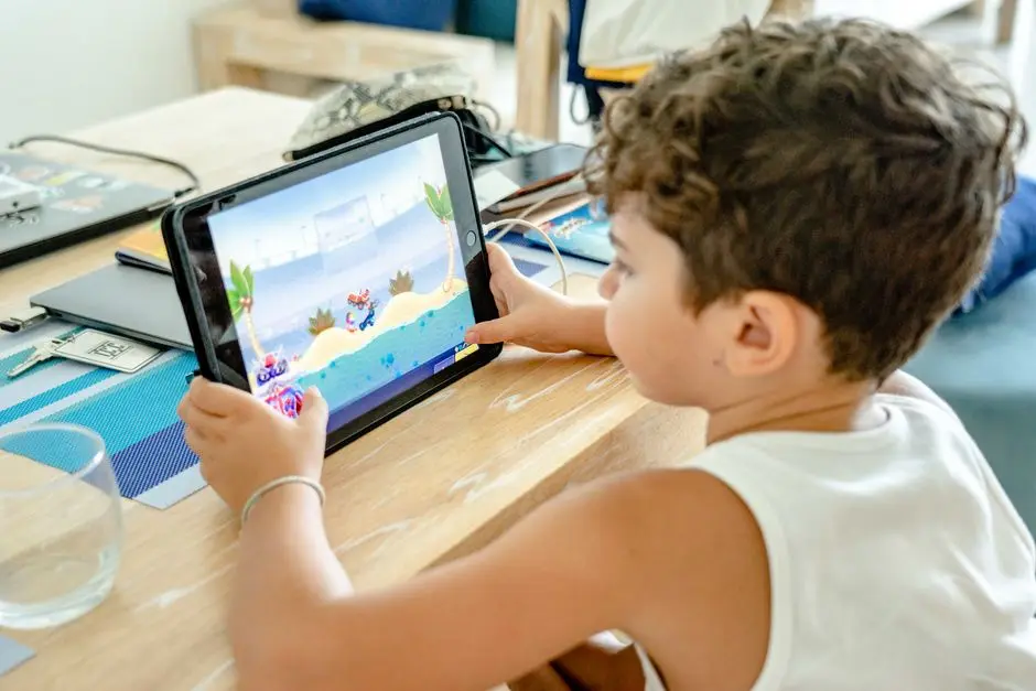 طفل يستخدم جهازًا لوحيًا محميًا بـ Kaspersky Safe Kids المجاني