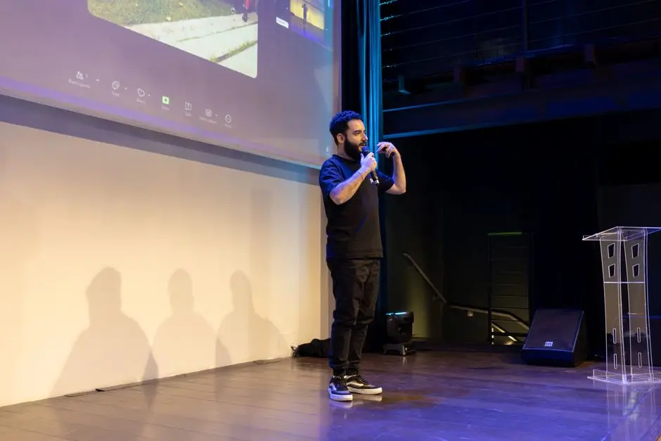 متحدث على خشبة مؤتمر OpenAI DevDay 2026 يستعرض خطة ChatGPT Pro 500