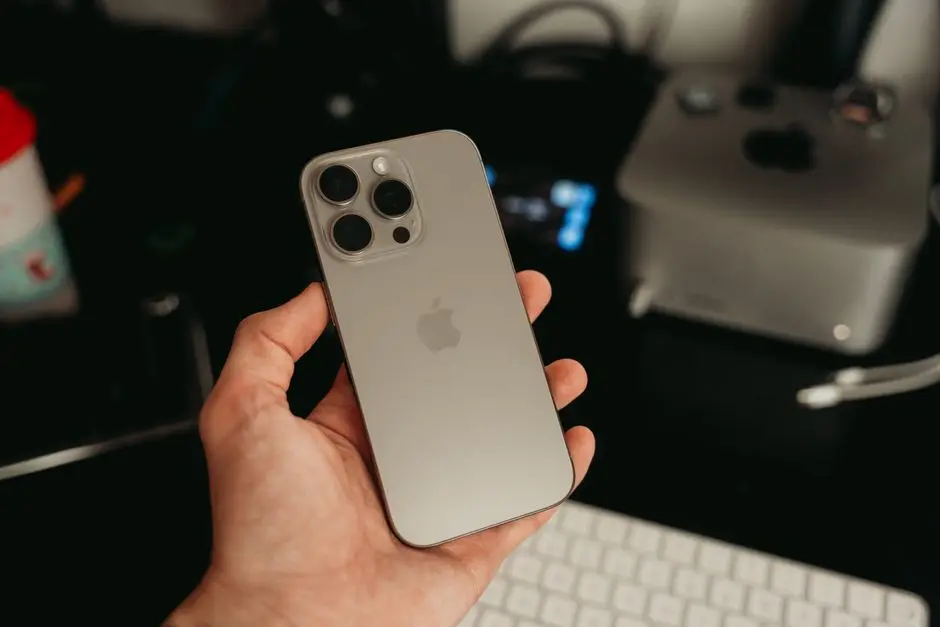 يد تمسك iPhone 18 Pro Max في بيئة مكتبية حديثة لتوصية الشراء