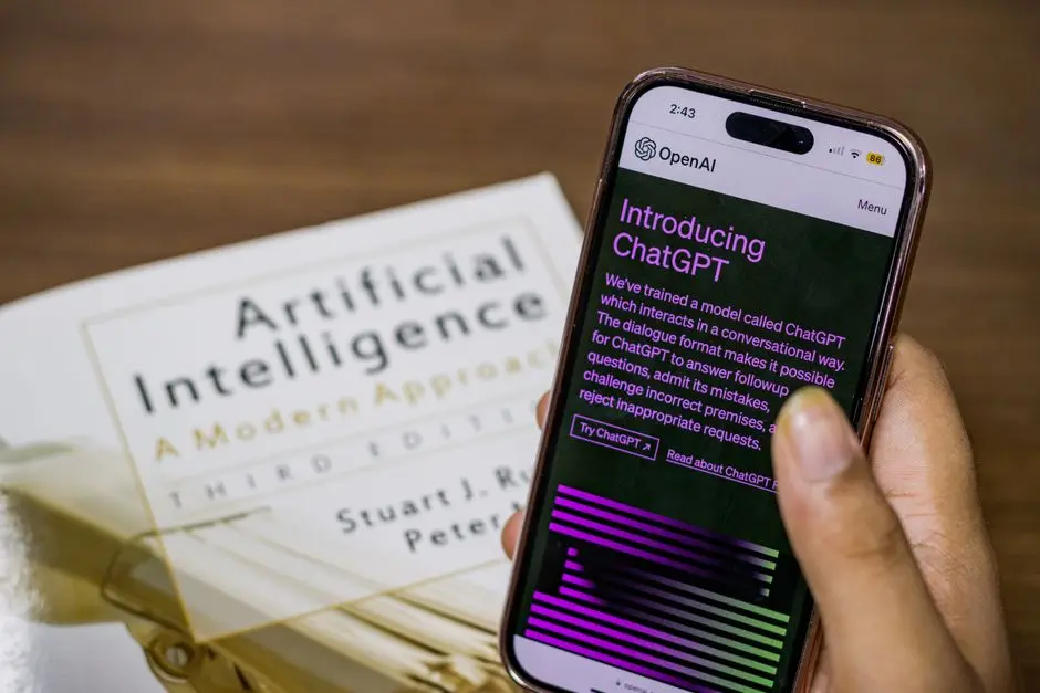 مقارنة Meta AI مع ChatGPT وGemini على هاتف ذكي