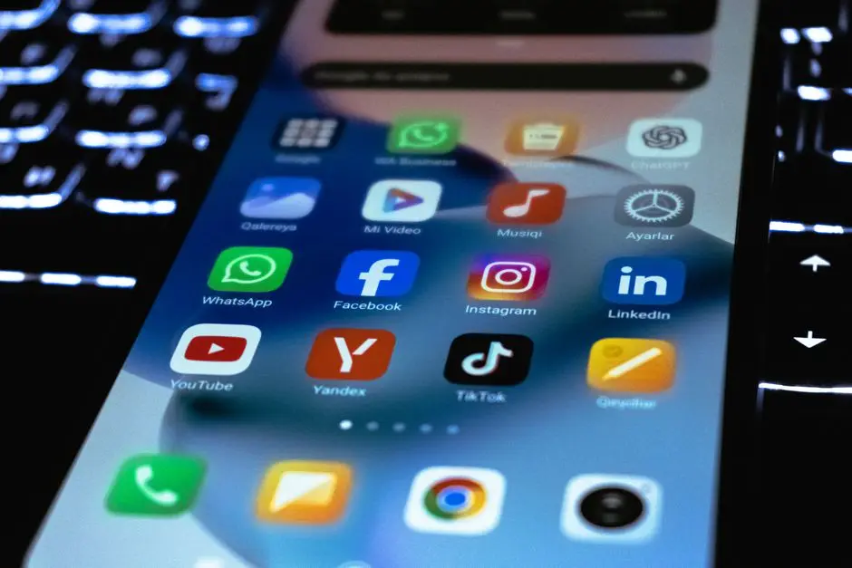 تطبيقات ميتا واتساب وفيسبوك وإنستقرام على شاشة الهاتف