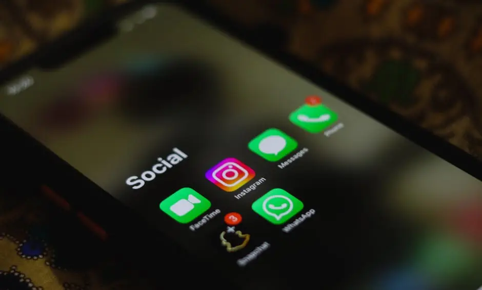 تطبيقات الذكاء الاصطناعي على شاشة هاتف ذكي للمقارنة بين Meta AI وChatGPT وGemini وClaude