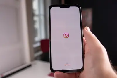 هاتف يعرض تطبيق انستغرام وإعدادات Meta Muse Image لحماية الصور
