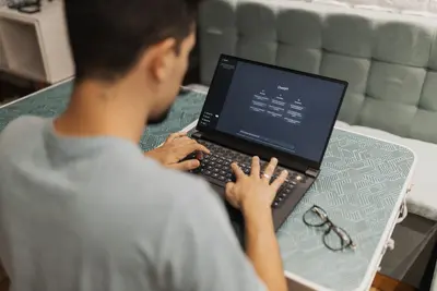 شخص يستخدم Microsoft Copilot على حاسوب محمول - واجهة الذكاء الاصطناعي على الشاشة
