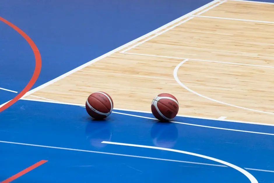 كرتا سلة على أرضية ملعب تشير إلى مواجهة ثاندر وسبيرز في NBA 2K26